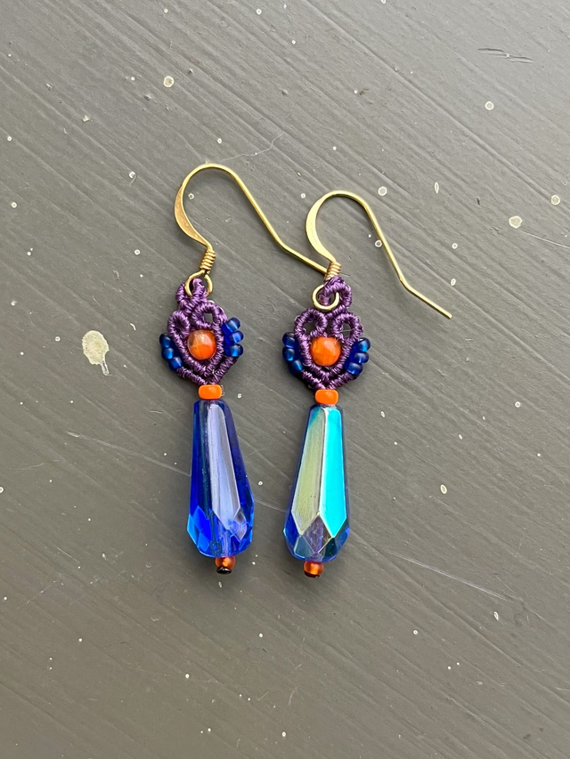 Boucles d&#039;oreille en macramé et perles gouttes en verre bleu