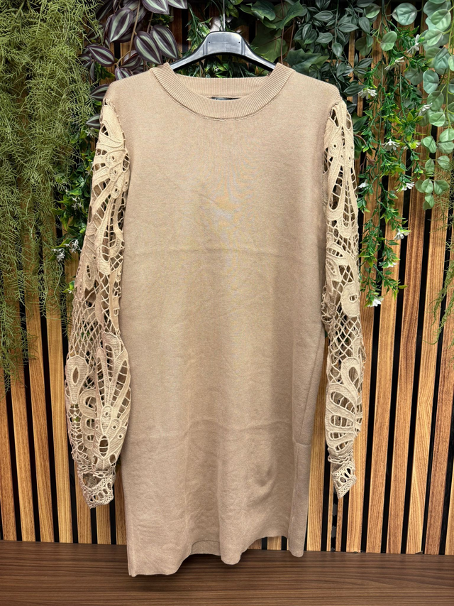 Lange trui met kant mouwen zand
