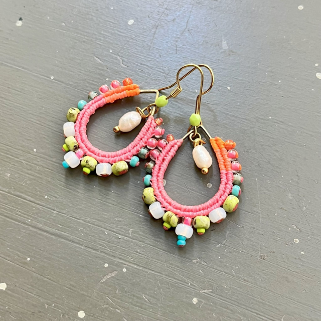 Boucles d&#039;oreille en macramé et perles roses et orange fluo
