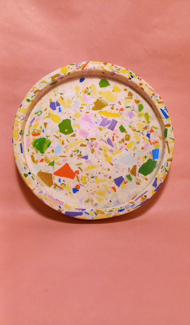 Biała taca dekoracyjna, lastryko, okrągła podstawka na akcesoria, 16 cm