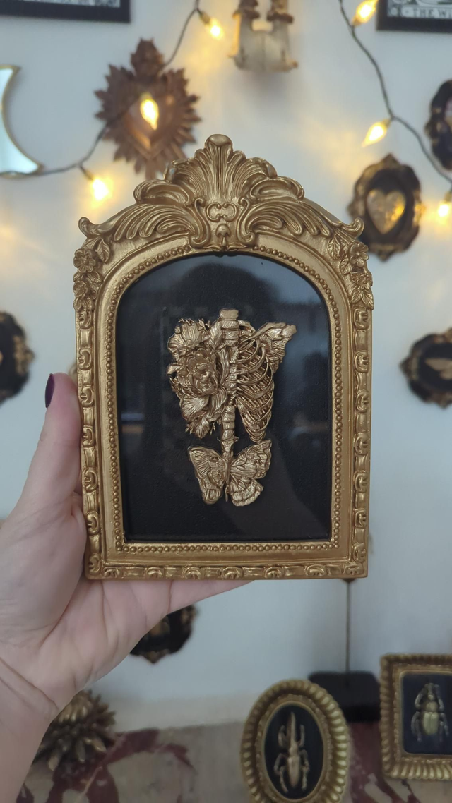 Cadre en arche dorée - squelette botanique