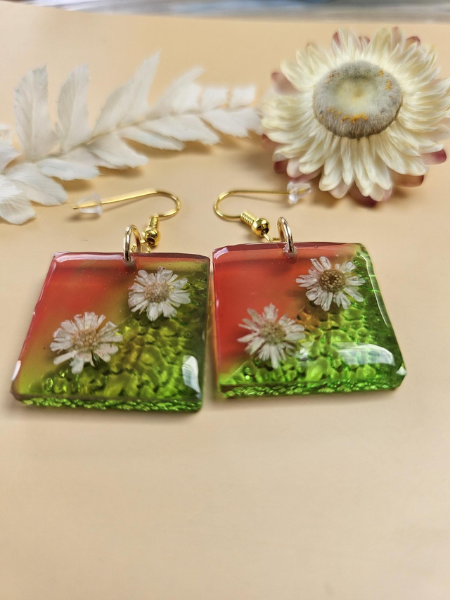 Boucles d&#039;oreilles en résine - Carrés fleuris rouges et verts