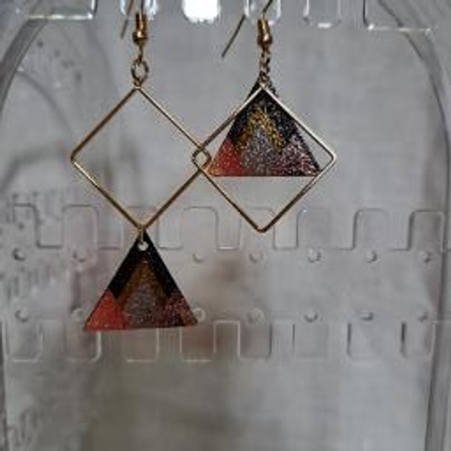Boucles d'oreilles "Duo Graphique" : Un jeu de formes et de couleurs pour un style affirmé