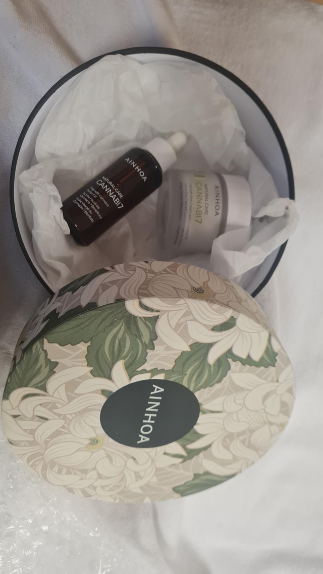 Balíček pre citlivú pleť - výživný krém + luxusný CANNABI olej pre podráždenú, citlivú alebo veľmi suchú pleť v krásnom darčekovom balení 2x50ml VÝPRE