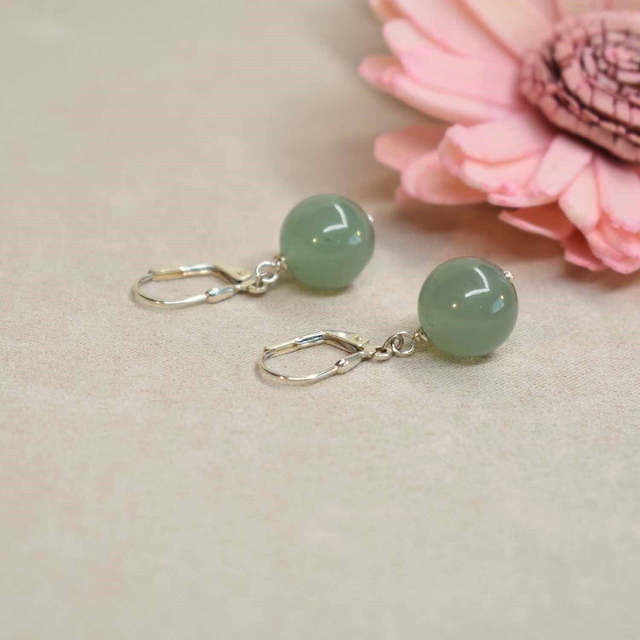 Boucles d'oreilles courtes avec une pierre naturelle en aventurine