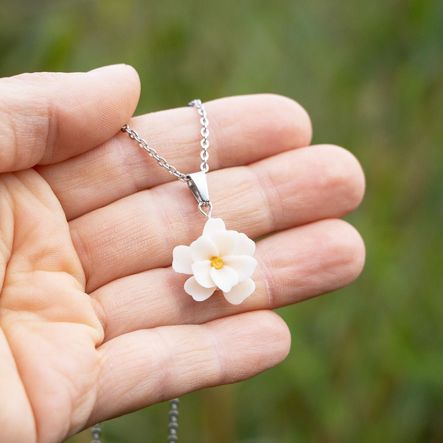 Frühlingshafte Kirschblüten-Ohrringe, Ohrstecker oder Halskette mit gefüllter Kirschblüte aus Polymerton, weiß, allergikerfreundlich und nickelfrei