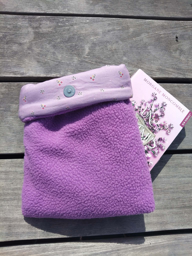 Housse de livre artisanale en tissu boucle mauve et coton fleuri