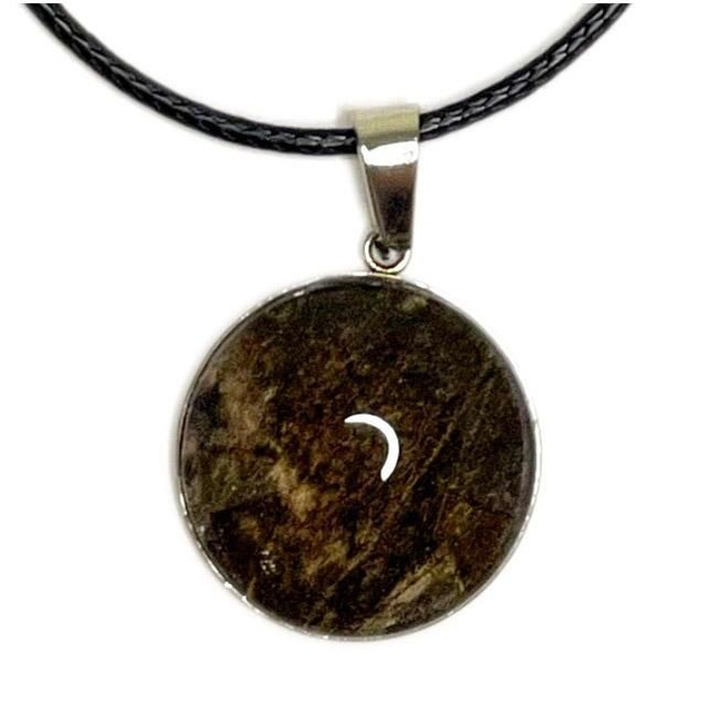 Halskette mit Cabochon, Wels-Leder