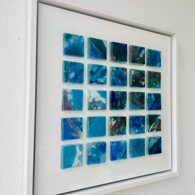 Broken Planet - Gefragmenteerde Schildering op verhoogd glas