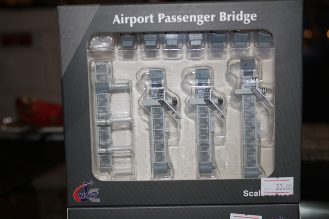 Fluggastbrücke für A380, transpartent, 1:200, JC Wings