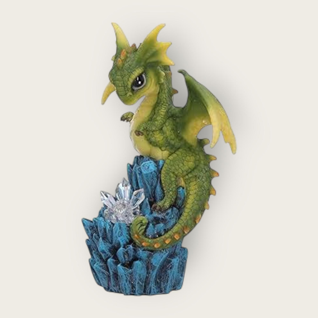 Bébé dragon vert perché sur des cristaux bleus