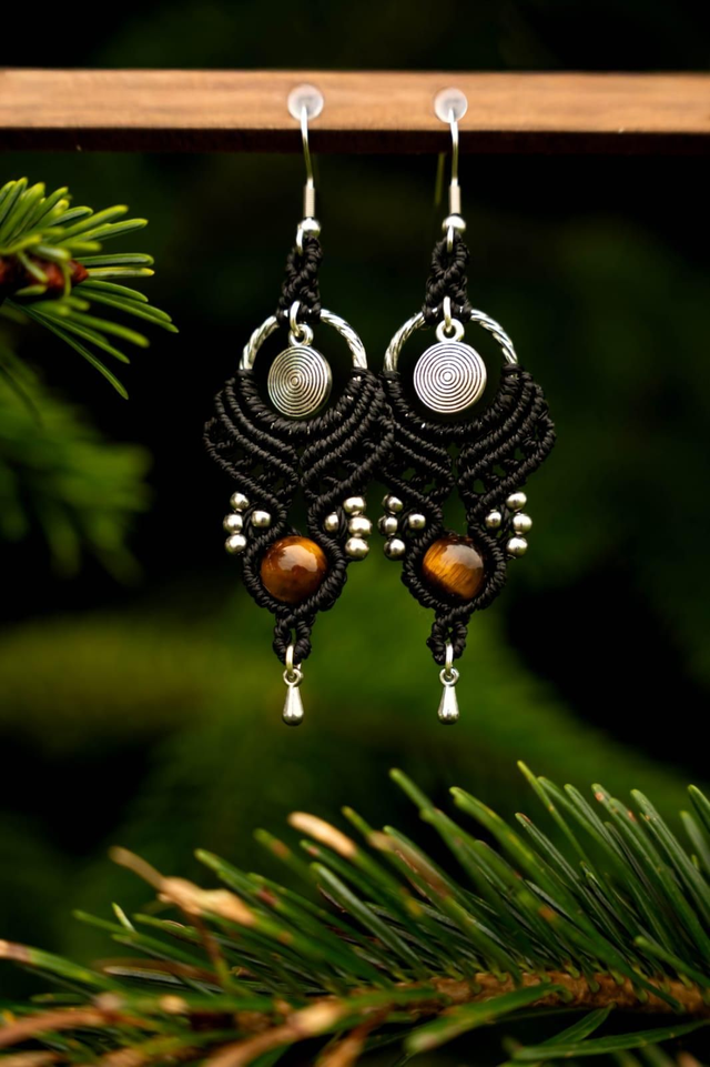 Boucles d'oreilles en micro-macramé noir avec pierre Oeil de Tigre