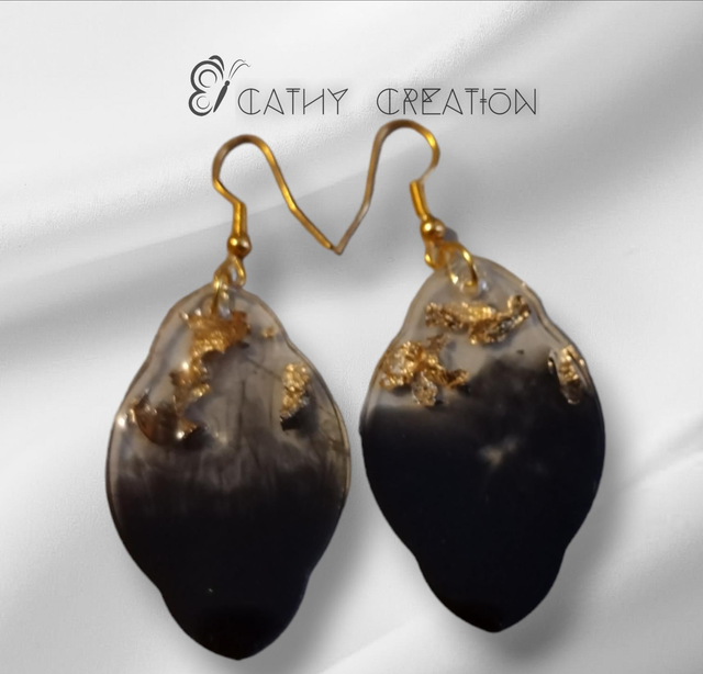 Boucles d'oreilles noires et feuilles dorées 