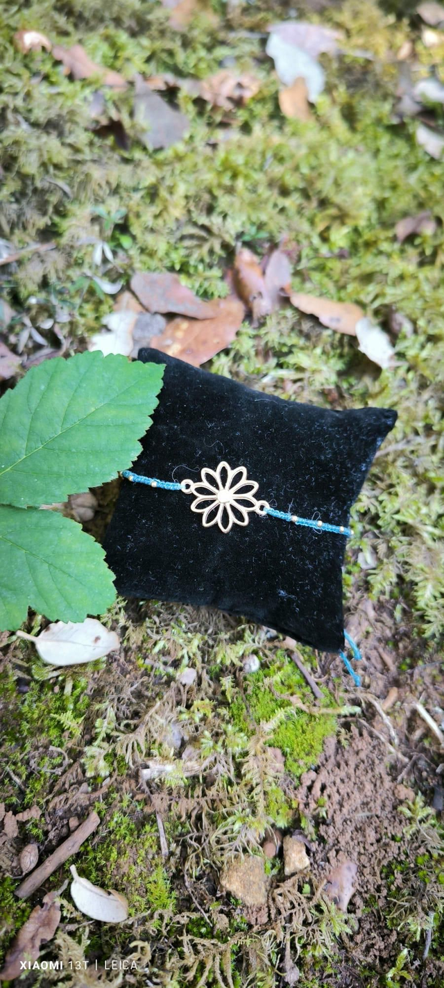 Bracelet avec bijou fleur 