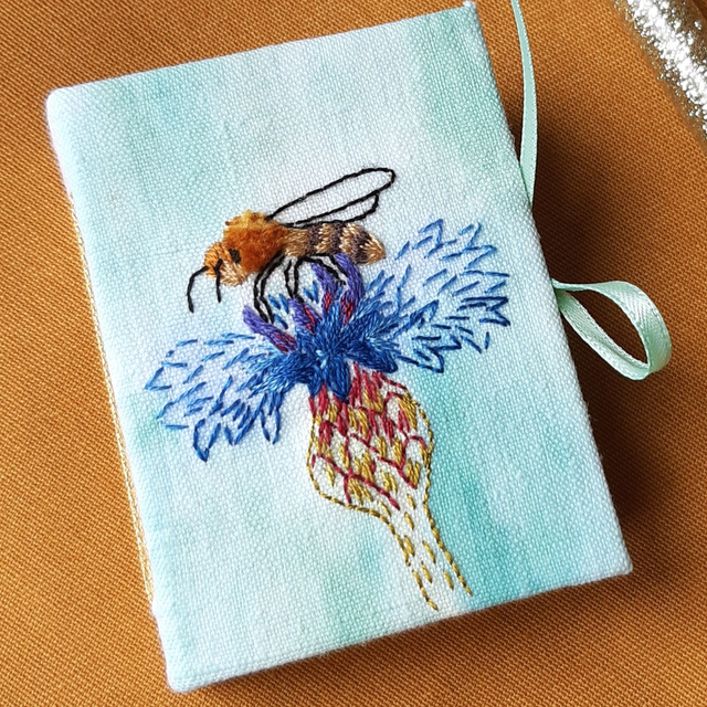 Mini album abeille fleur de bleuet