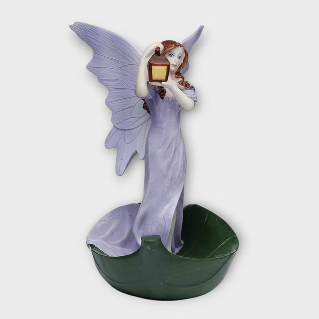  fée violette tenant une lanterne