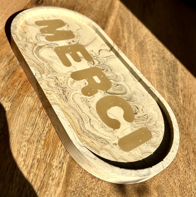 Grand plateau ovale MERCI marbre beige