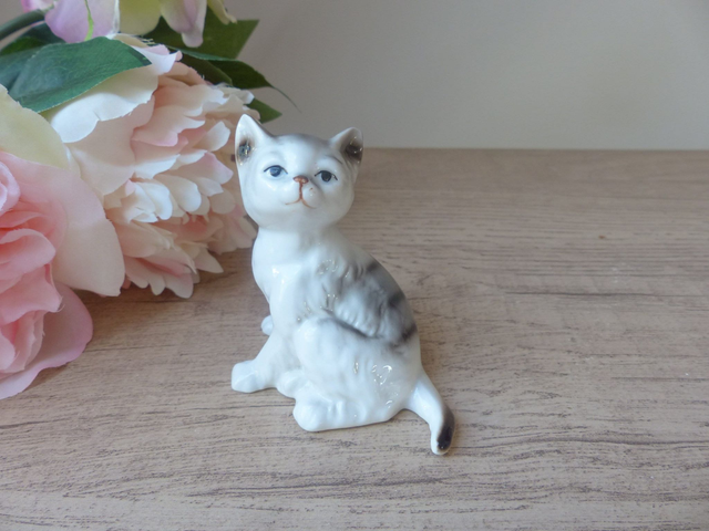 Figurine vintage miniature en porcelaine Bone China – Chat angora gris assis – Objet de collection fabriqué à Taïwan – Cadeau décoratif chat