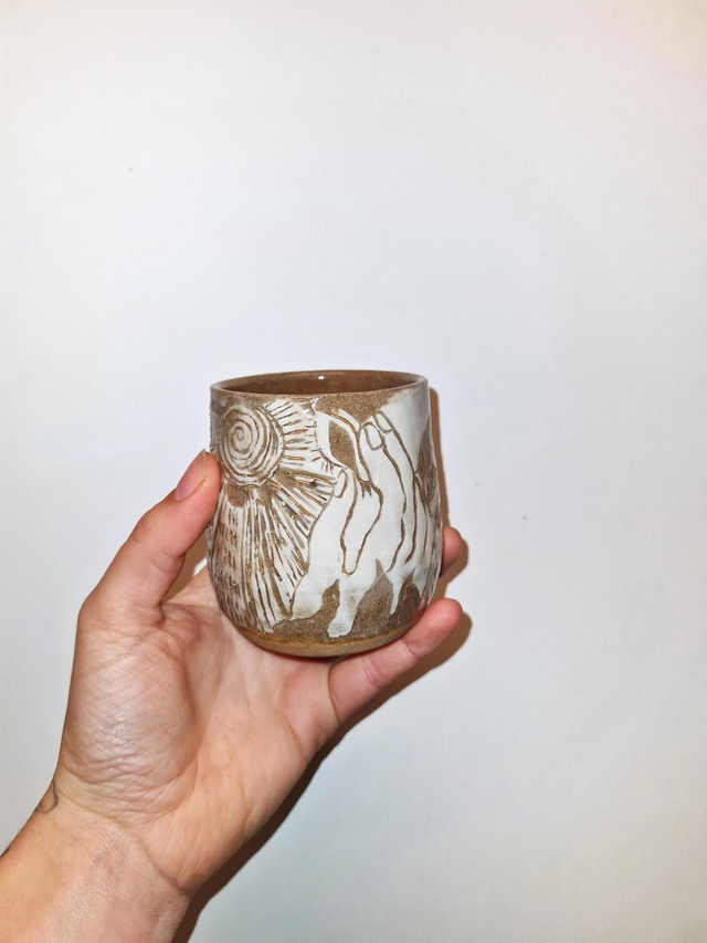 Tasse à café offrir et cueillir des fleurs