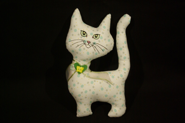 653-Doudou chat petit modèle, blanc à pois verts, hauteur 26 cm