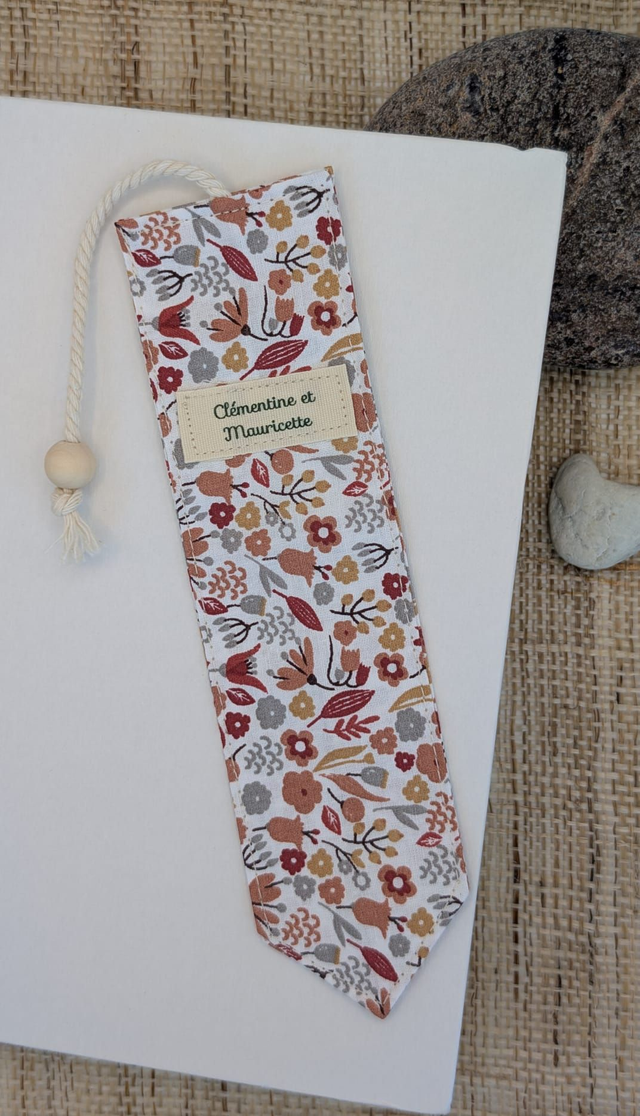 Marque-page rectangulaire en tissu fleuri, avec perle en bois