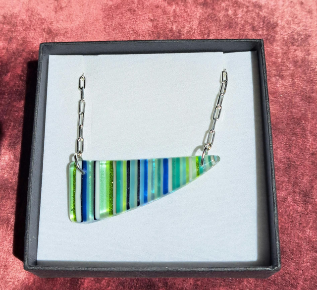 Asymmetric stringer blues pendant 