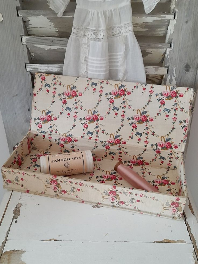 Boîte ancienne en tissu
