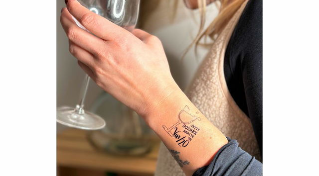 Tatouage &quot;Cette soirée mérite un vin/20&quot;