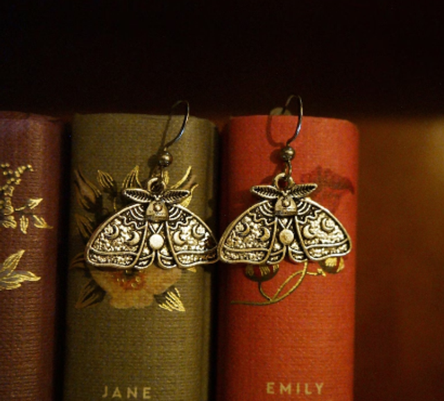 Boucles d&#039;oreilles papillon de nuit argenté