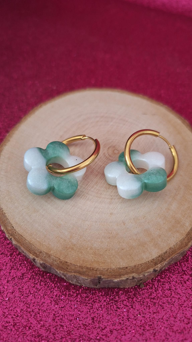 Créoles dorées fleurs vertes/blanches