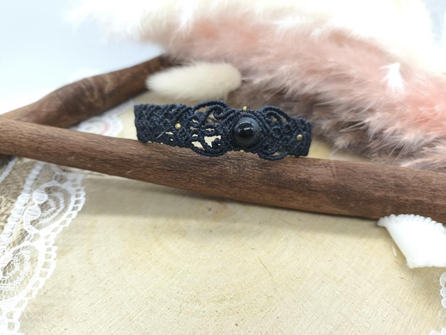 Bracelet bleu marine tissage travaillé perle oeil de faucon et perles laiton