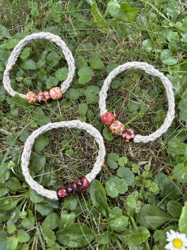 Poletna zapestnica s pisanimi lesenimi perlami