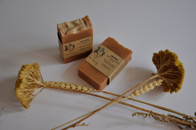 Bunny : savon surgras à la poudre de carotte et à l'argile rose