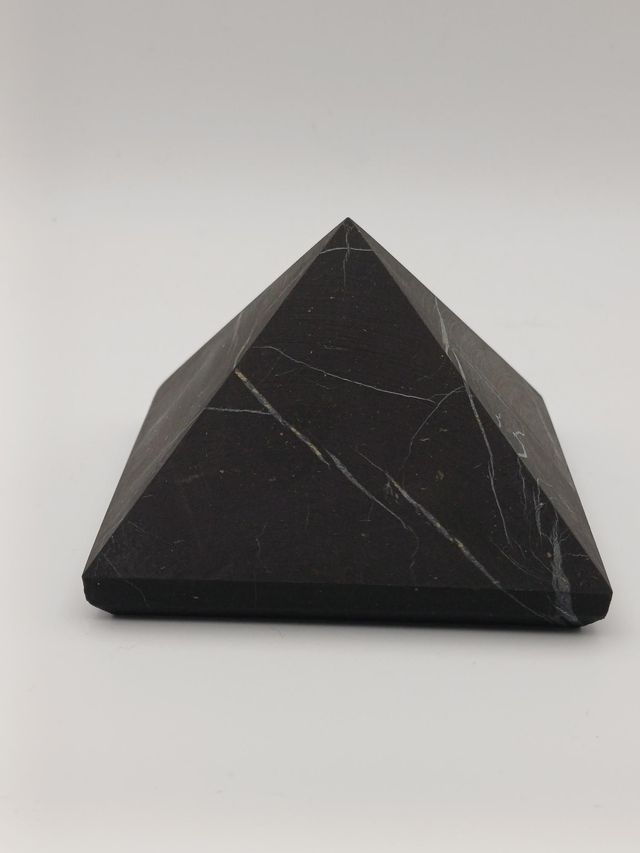Shungite pyramide 7 cm (mate)