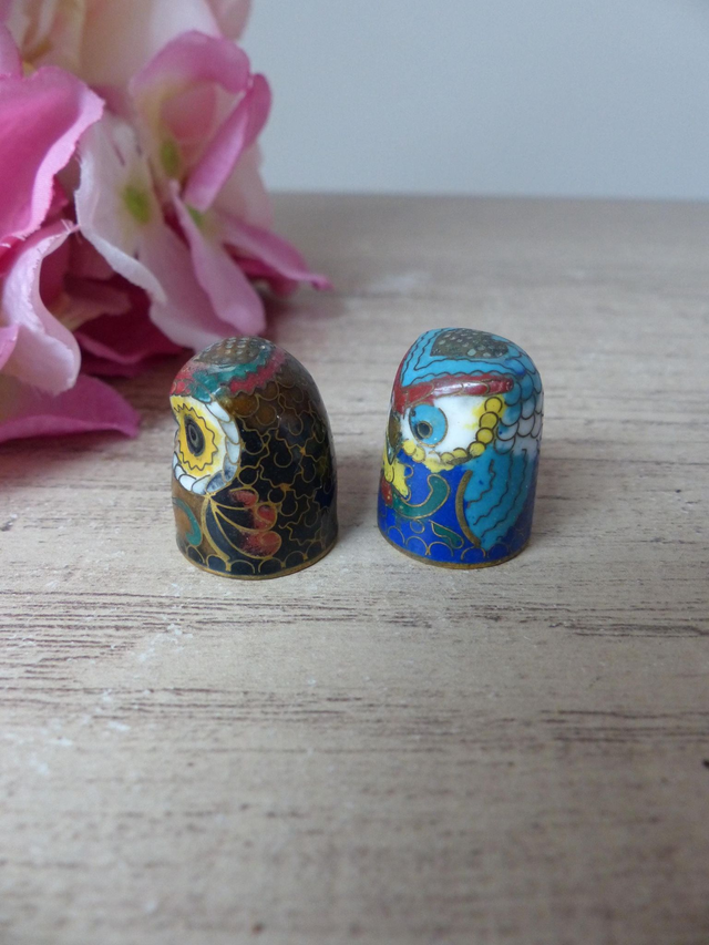 Deux dés à coudre hibou en émail cloisonné - Laiton et émail - Collection animaux miniatures cloisonnés - Cadeau de couture thème chouette