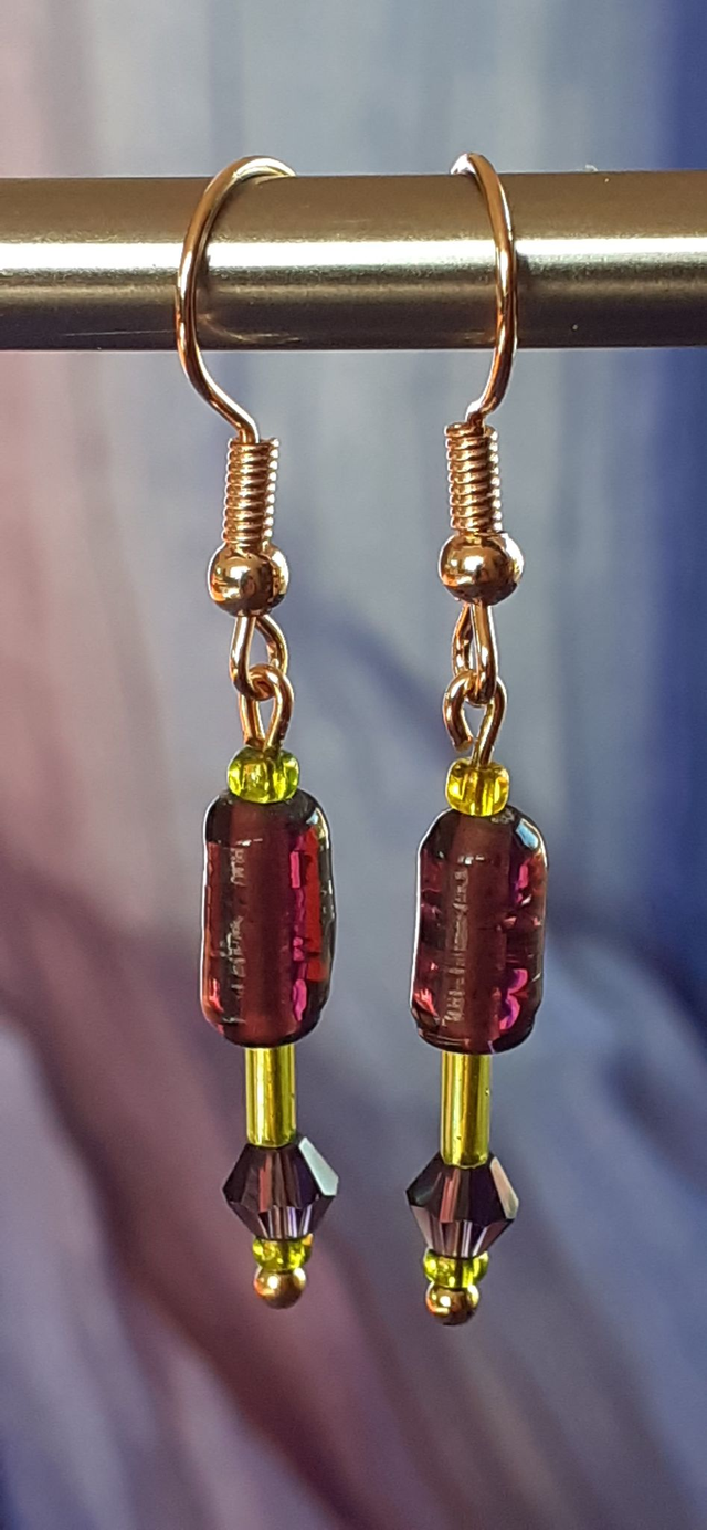 Kisis petites boucles d'oreilles perle de verre Violet et Vert anis