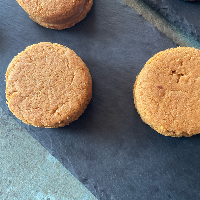 Macaron cookie caramel