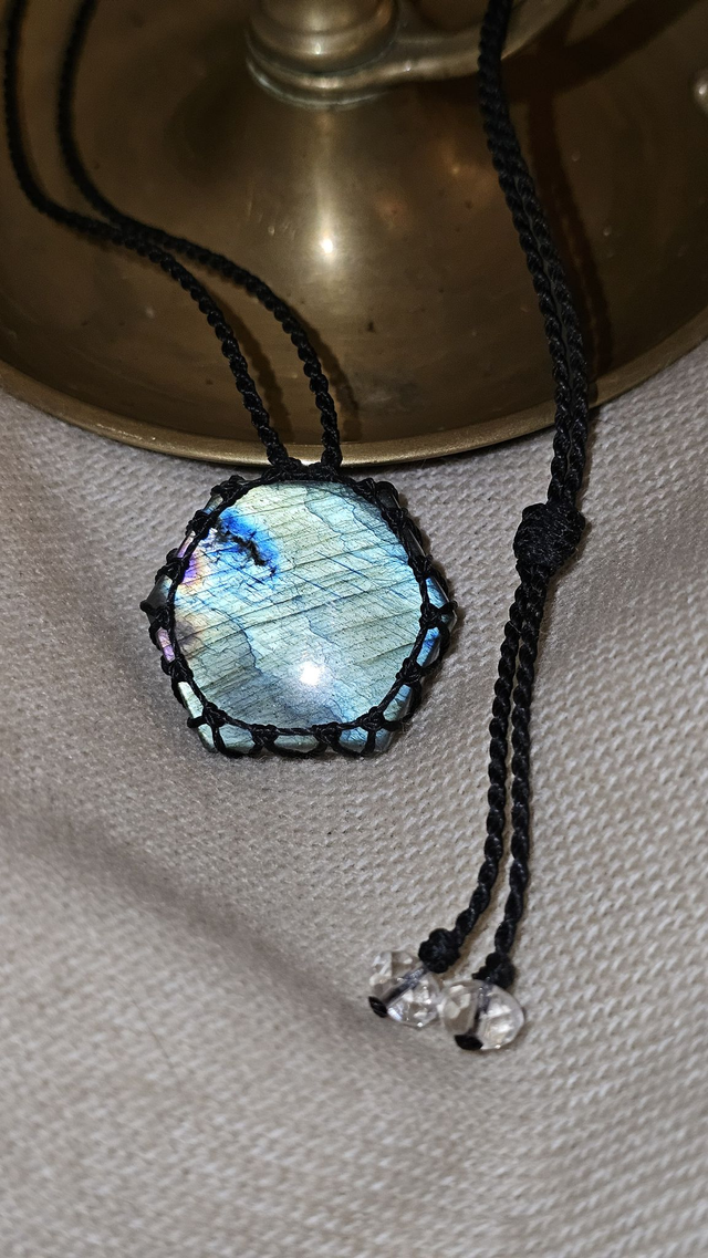Collier pierre naturelle labradorite hexagonale bleue macramé réglable