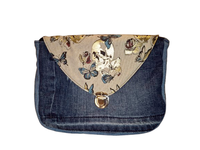 Crâne et papillons dorés