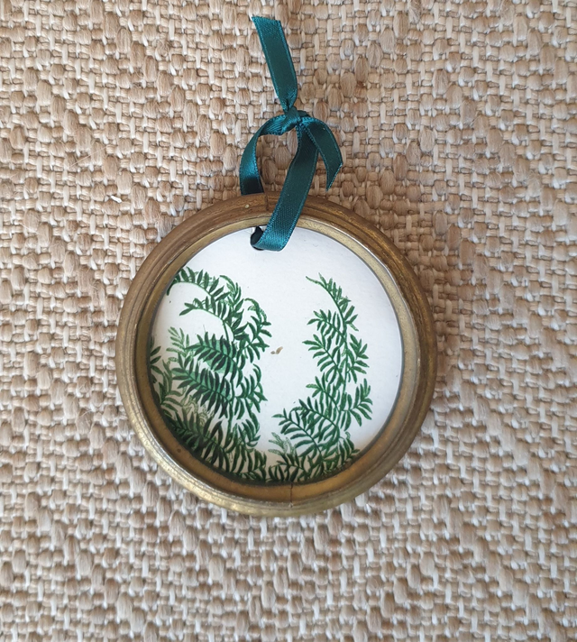 Frondaisons - médaillon en métal doré et reproduction d'image ancienne