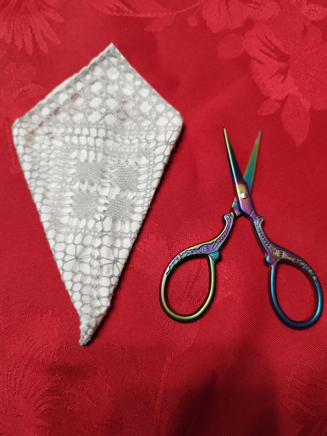 Pochette + ciseaux gris sur blanc 