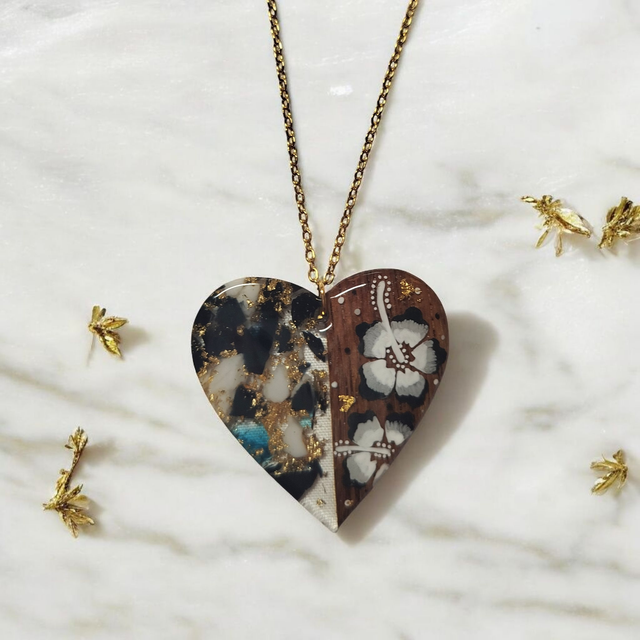 Collier dessiné Flora acier inoxydable noir blanc bleu bi matière