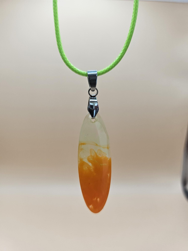 Pendentif en résine - Planche de surf verte et orange 