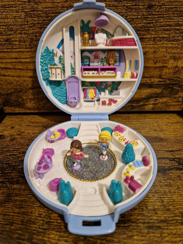 Polly Pocket Ice Skating Day 