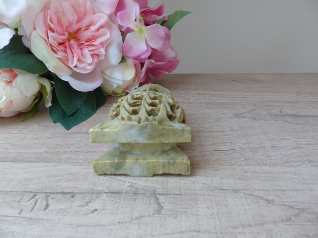 Sculpture hibou en pierre undercut fait main – figurine artisanale vintage avec bébé hibou sculpté à l’intérieur - objet d'art et symbolique