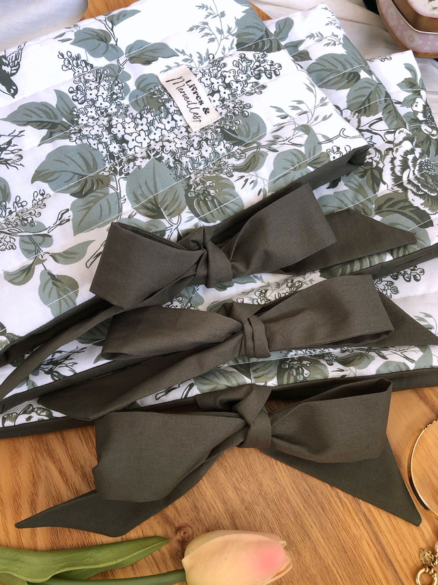 Pochette à livres en coton matelassé Philomèle verte - ouverture latérale avec nœud