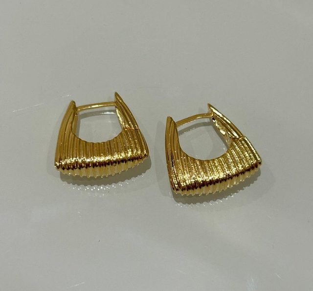 Brinco argola click ranhurada linhas banhado em ouro 18k M