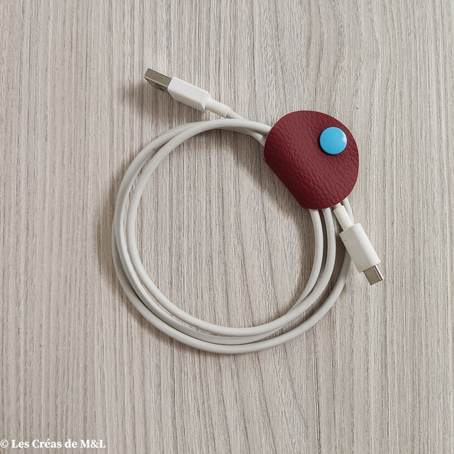 Attache câble ROND Bordeaux