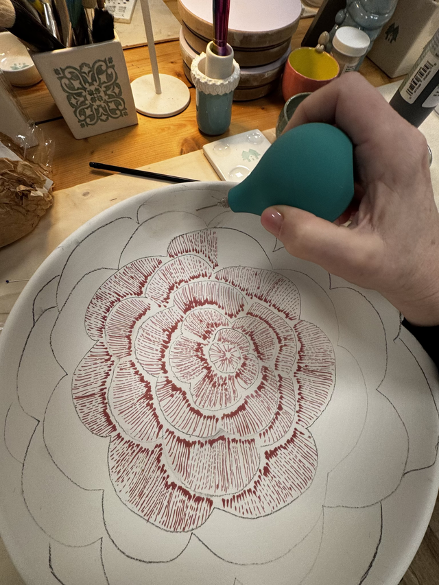 Sa. 25.4.26, 12-15h: Keramikmalen Spezialworkshop "Malflasche"