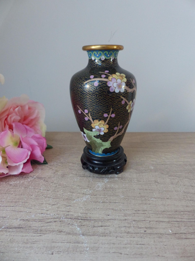 Petit Vase Vintage en Laiton Cloisonné – Motif Fleurs de Cerisier – Style Asiatique sur Socle - Décoration Maison Ambiance Asie